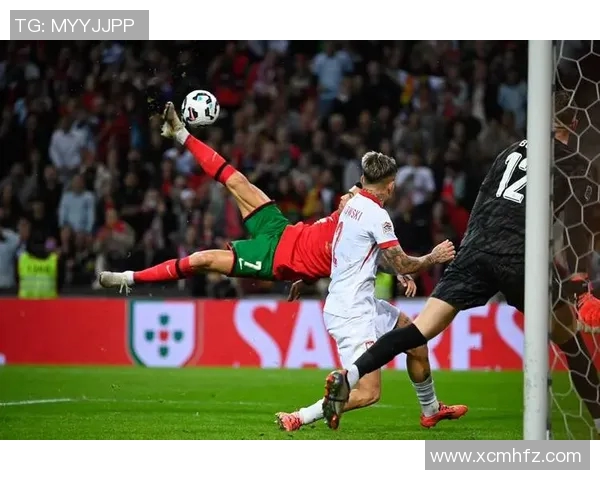 欧冠赛场惊现奇葩一幕球迷冲入场内强抢C罗球衣 欧冠赛场惊现奇葩一幕球迷冲入场内强抢C罗球衣