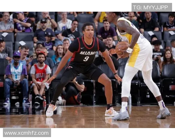 湖人热火夏季联赛精彩对决年轻球员展现潜力与激情 湖人热火夏季联赛精彩对决年轻球员展现潜力与激情